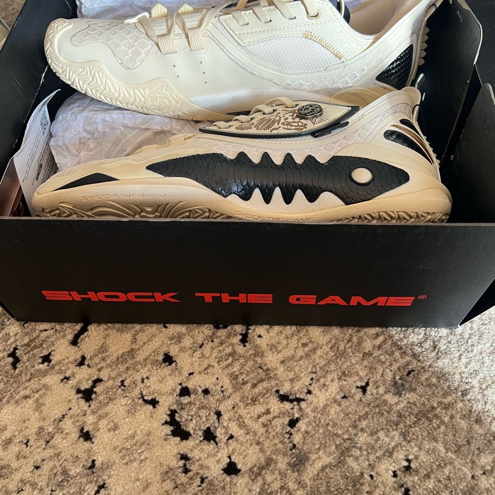 Kyrie Irving - Anta Shock Wave 5 Pro 'Fossil'